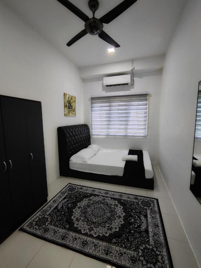 Holiday home With Private Pool Near Hospital 4 Bedroom 4 Aircond 10pax Free Wi-fi Netflix *