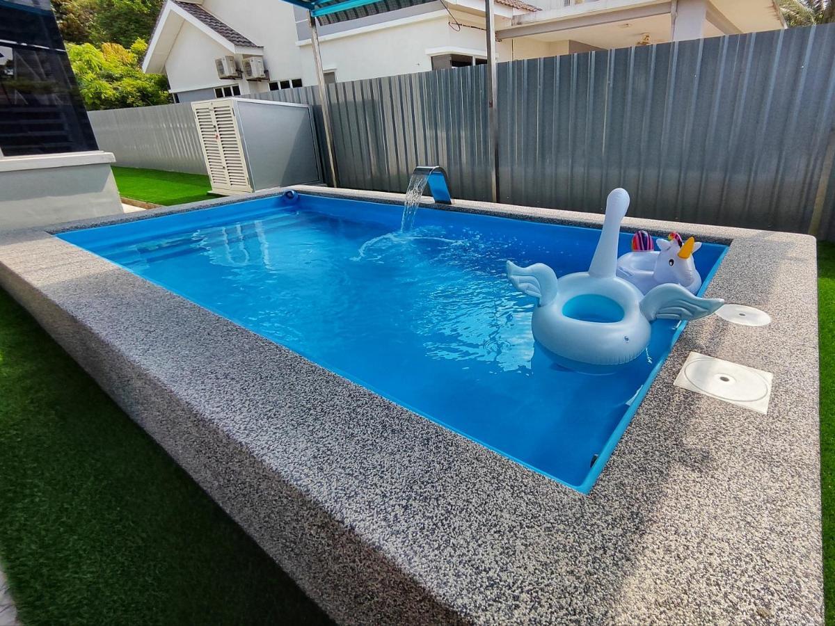 With Private Pool Near Hospital 4 Bedroom 4 Aircond 10pax Free Wi-fi Netflix Temerloh