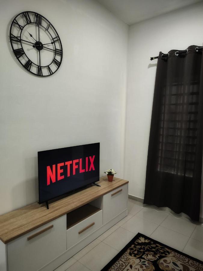 With Private Pool Near Hospital 4 Bedroom 4 Aircond 10pax Free Wi-fi Netflix Holiday home Temerloh