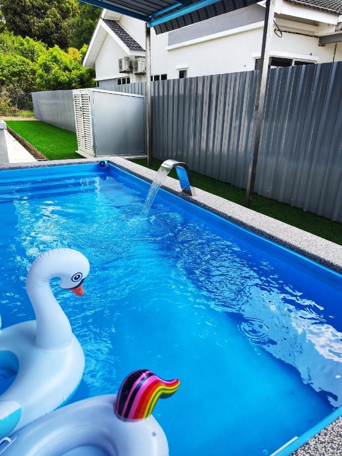With Private Pool Near Hospital 4 Bedroom 4 Aircond 10pax Free Wi-fi Netflix Holiday home Temerloh