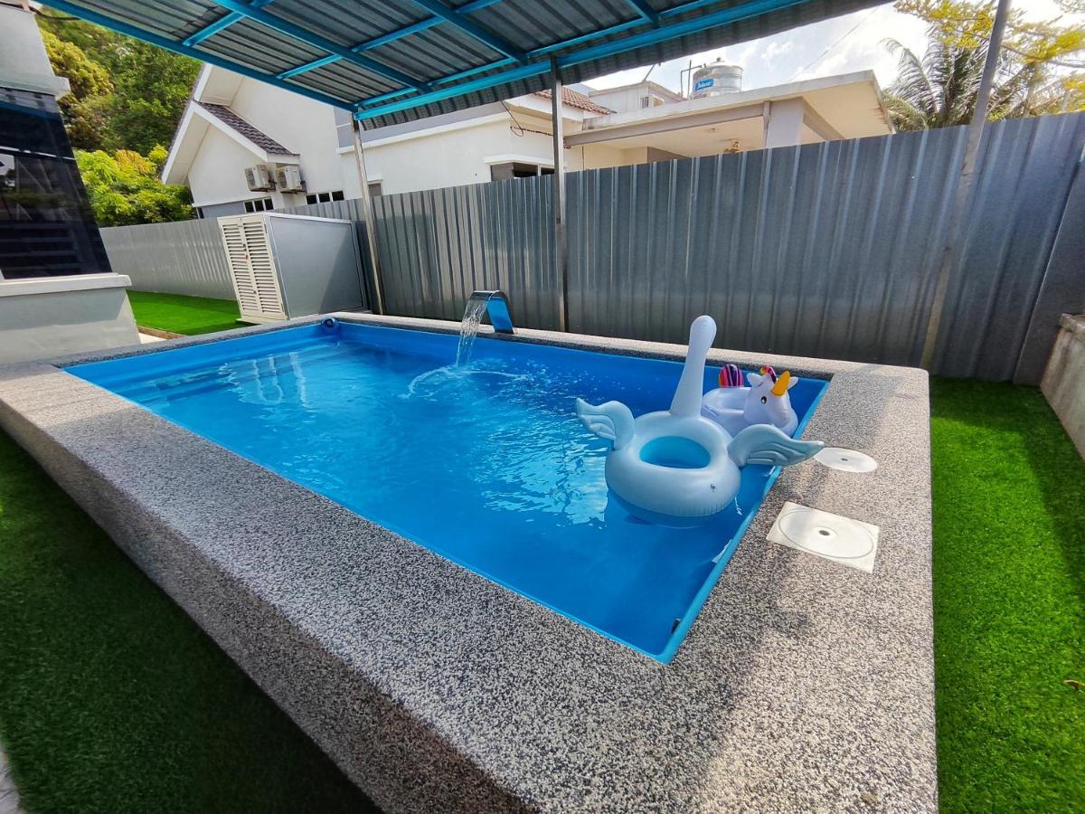 Holiday home With Private Pool Near Hospital 4 Bedroom 4 Aircond 10pax Free Wi-fi Netflix *