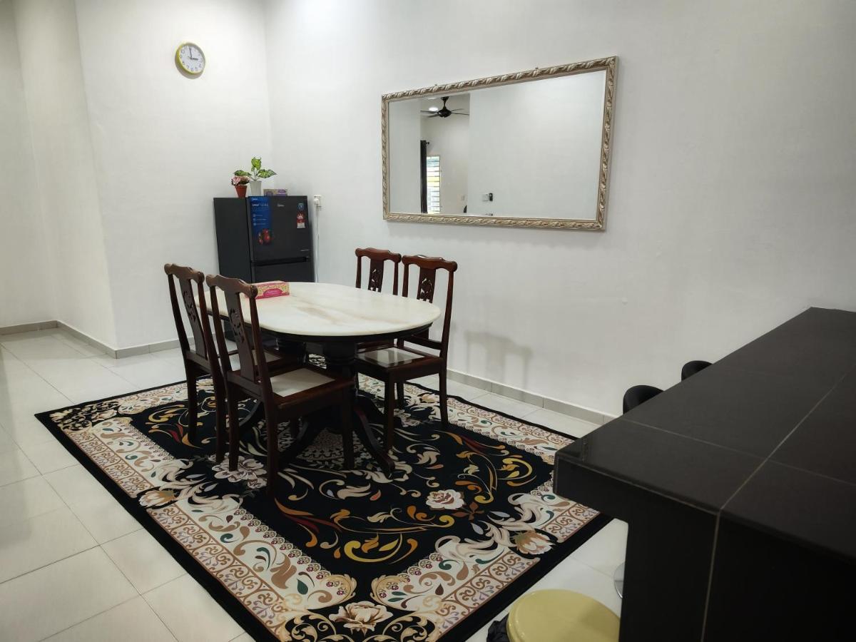 With Private Pool Near Hospital 4 Bedroom 4 Aircond 10pax Free Wi-fi Netflix