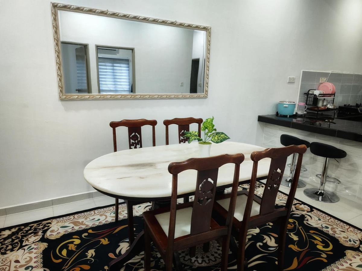 With Private Pool Near Hospital 4 Bedroom 4 Aircond 10pax Free Wi-fi Netflix Holiday home *