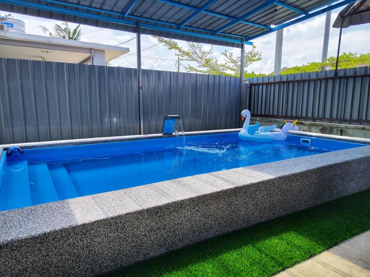 Holiday home With Private Pool Near Hospital 4 Bedroom 4 Aircond 10pax Free Wi-fi Netflix
