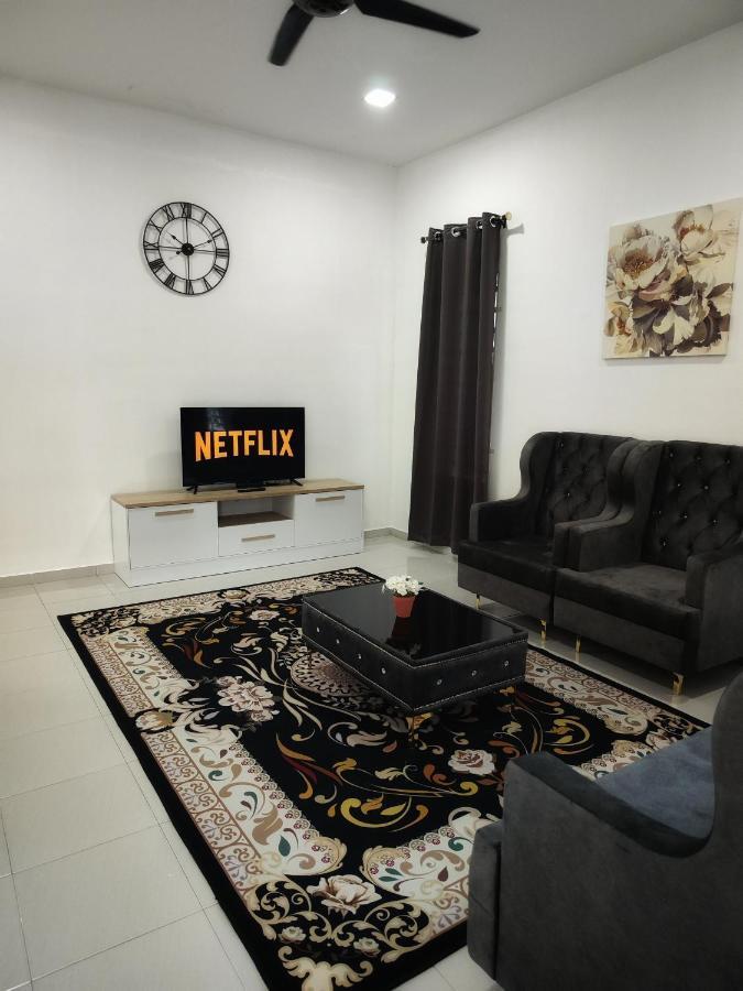 Holiday home With Private Pool Near Hospital 4 Bedroom 4 Aircond 10pax Free Wi-fi Netflix *