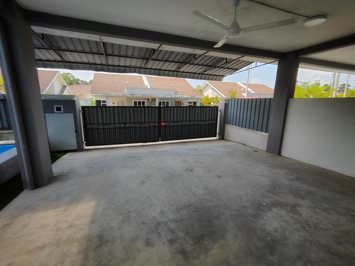 With Private Pool Near Hospital 4 Bedroom 4 Aircond 10pax Free Wi-fi Netflix Holiday home
