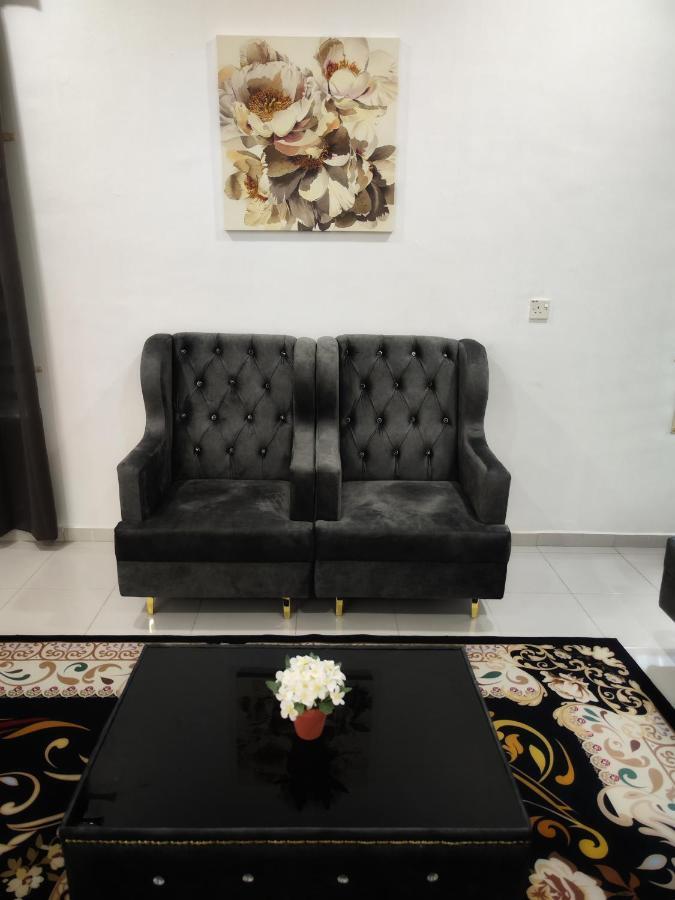 With Private Pool Near Hospital 4 Bedroom 4 Aircond 10pax Free Wi-fi Netflix Holiday home *