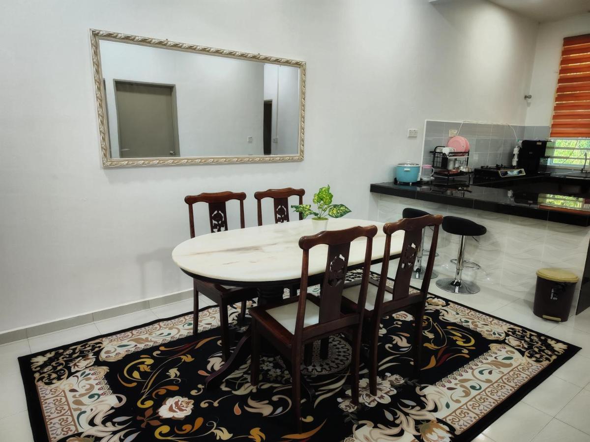 With Private Pool Near Hospital 4 Bedroom 4 Aircond 10pax Free Wi-fi Netflix *